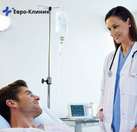 Пациент под капельницей, рядом стоит врач